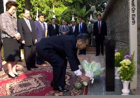 Obuchi visits memorial to slain Japanese volunteer